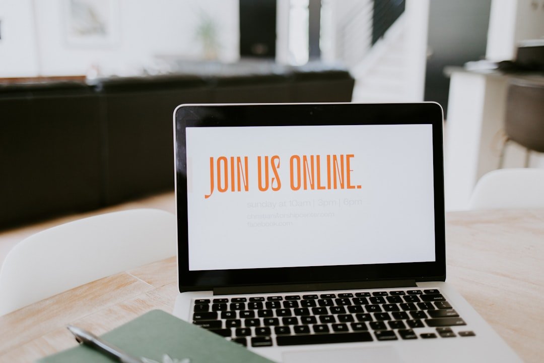 Emberek dolgoznak laptopokon online munka keretében