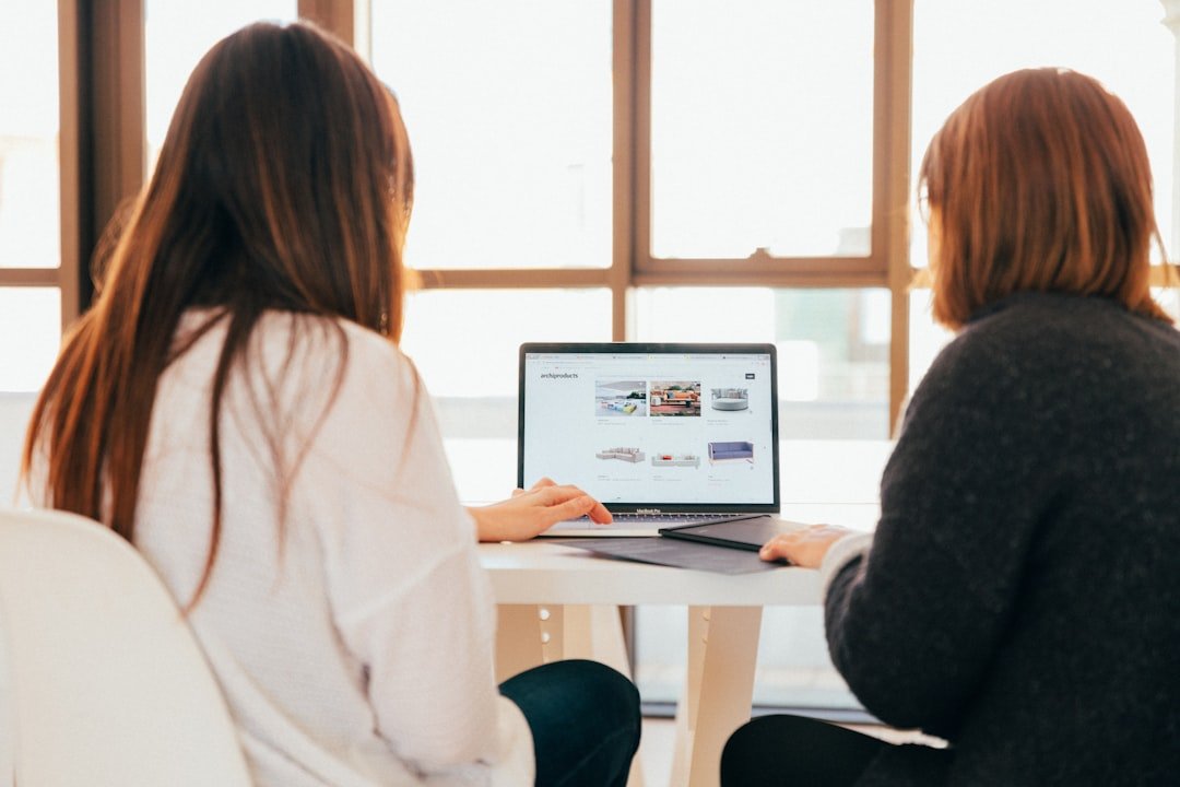 Egy személy weboldalt készít számítógépen